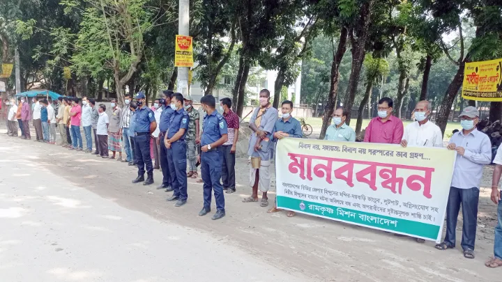 দেশের বিভিন্নস্থানে হিন্দুদের ওপর হামলার প্রতিবাদে ফুলবাড়ীতে নিরব মানববন্ধন